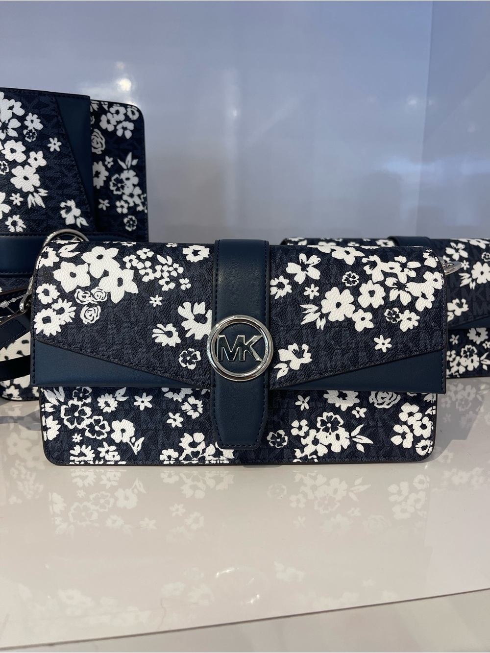 MICHAEL KORS Greenwich Md Printed Signature Logo Convertible Shoulder
Admiral - Picture 7 of 16